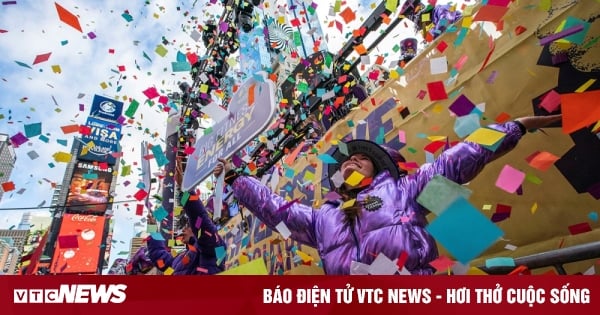 Times Square est inondé de « confettis de vœux » à l'approche du Nouvel An