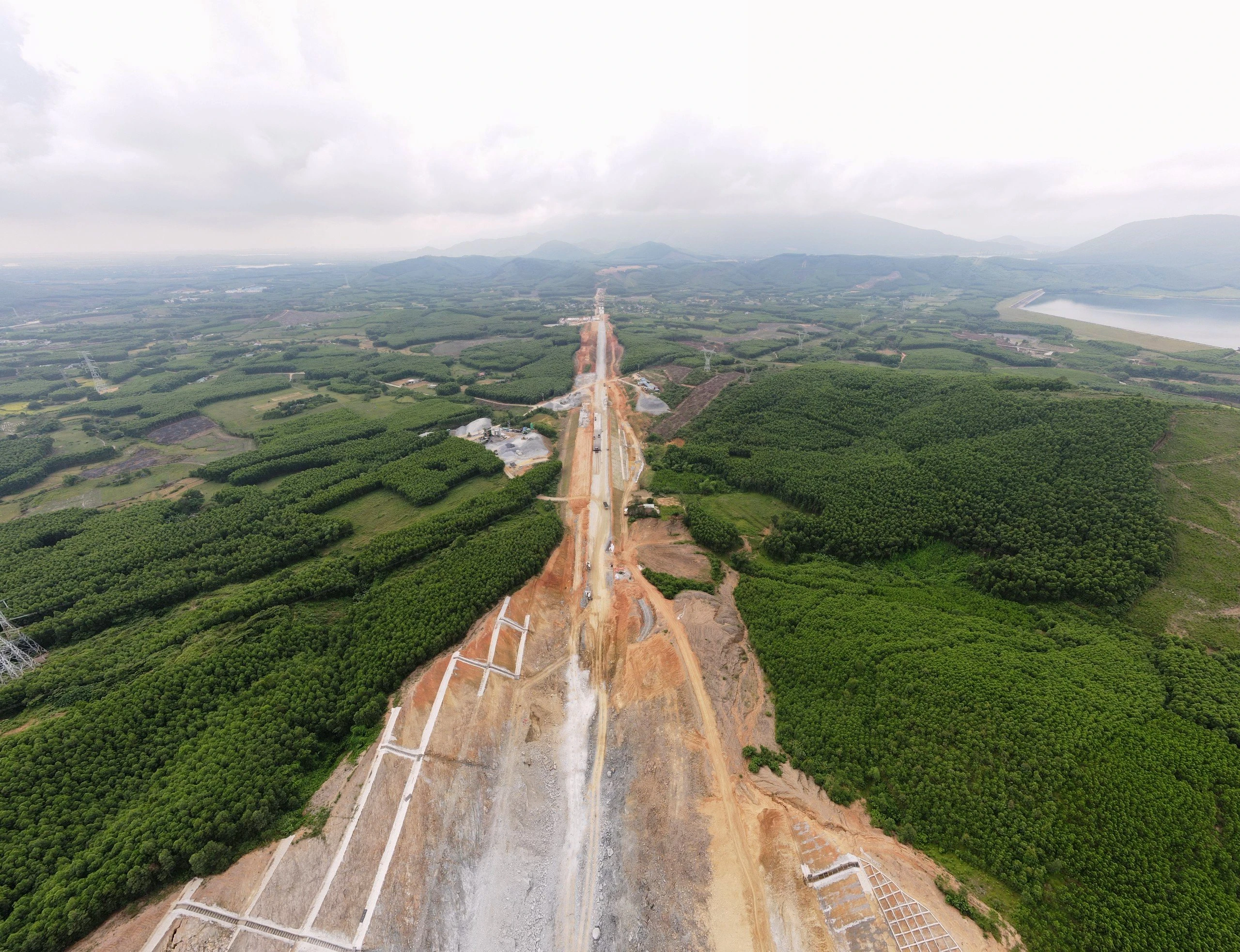 Image de l'autoroute Nord-Sud traversant la province de Ha Tinh