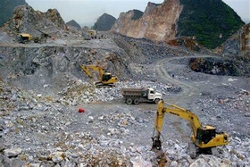 Überwachung und Bewertung der geschlechtsspezifischen Auswirkungen von Mineralabbauprojekten in der Provinz
