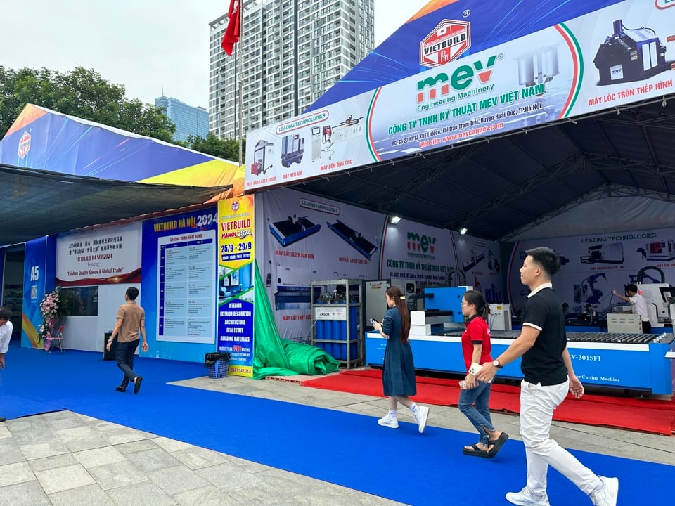 During the 2 days of the event, the Vietbuild 2024 Exhibition at the National Exhibition Center for Planning and Construction attracted a large number of visitors.