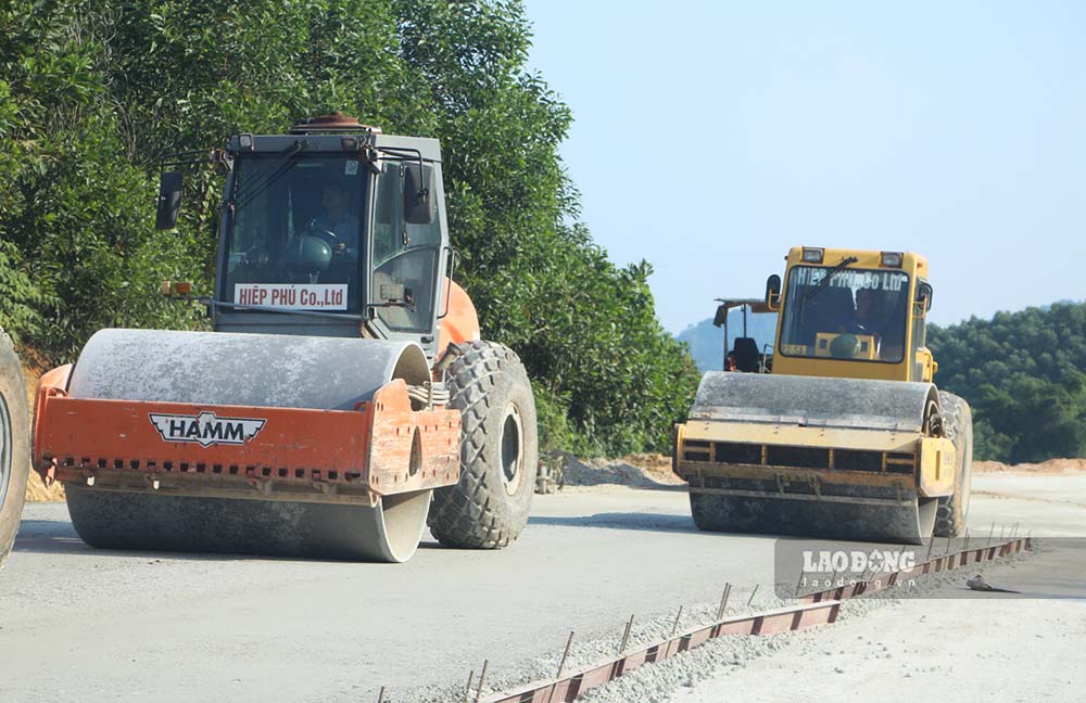 Herr Pham Quang Hiep, Direktor der Hiep Phu Company Limited, sagte, dass die Baueinheit von Kilometer 2+500 bis Kilometer 5+700 das Ausbringen der Schotterschicht 1 und 2 im Wesentlichen abgeschlossen habe und derzeit mit Zement verstärkten Schotter ausbringe. Viele Abschnitte kommen für eine Asphaltierung in Frage.