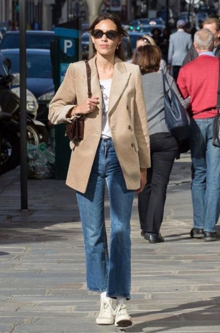 Combiner un blazer avec un pantalon ample est le choix parfait pour les filles qui souhaitent porter un blazer de manière confortable et pas trop sérieuse. Cette combinaison, avec un blazer ample et un pantalon baggy kaki ou en jean, crée non seulement un effet mode mais aide également à cacher les défauts des cuisses.