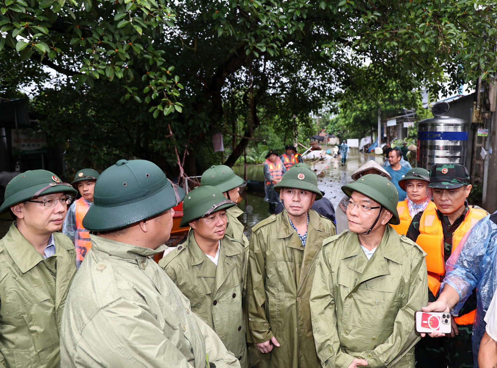 Phó Thủ tướng Lê Thành Long thăm người dân vùng 