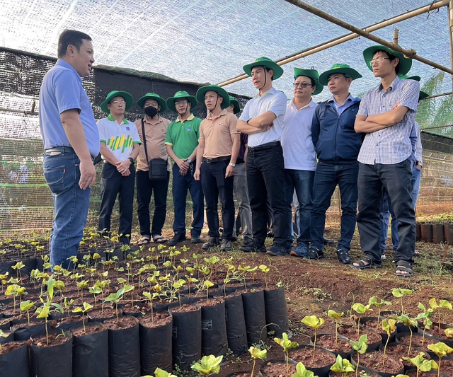 Các kỹ sư Nhà máy NPK Phú Mỹ tham gia thực địa, tìm tòi nhằm nâng cao, cải tiến cho sản phẩm NPK Phú Mỹ