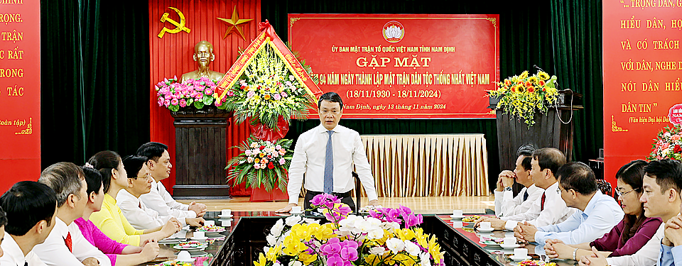 Nam Dinh Provincial Party Secretary Dang Khanh Toan talks with officials working at the Vietnam Fatherland Front Committee of the province. Photo: DH