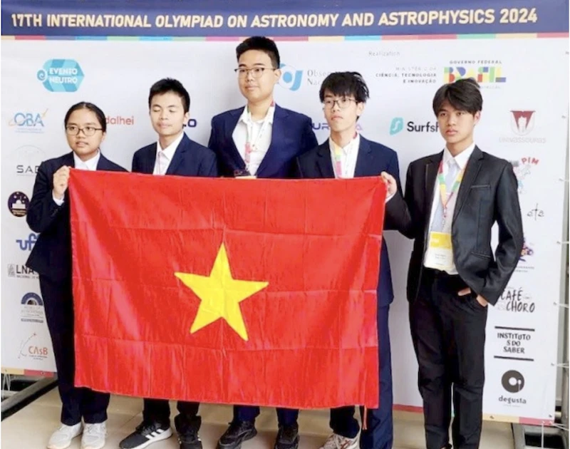 Estudiantes de Hanoi ganaron cinco medallas en la Olimpiada Internacional de Astronomía y Astrofísica de 2024