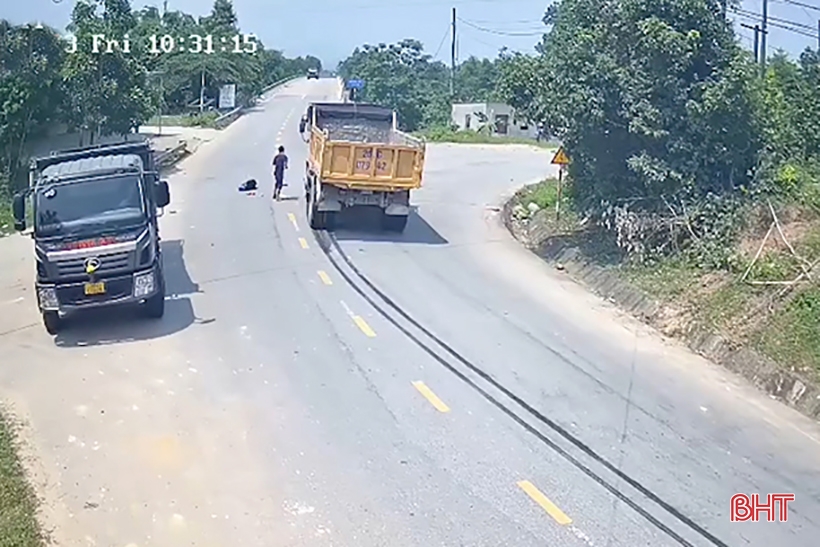 Fear of traffic accidents when crossing Dong Van bridge intersection