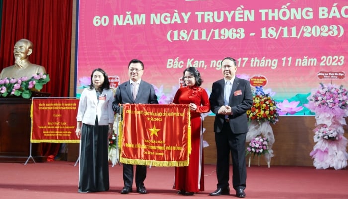 Bac Kan Newspaper receives the Emulation Flag from the Prime Minister