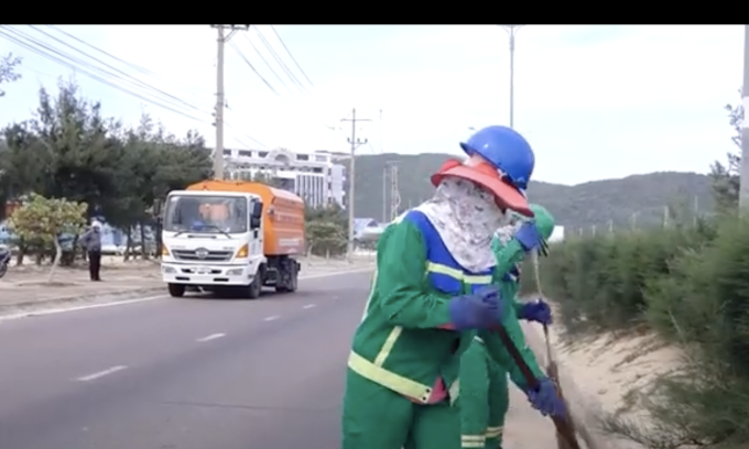 Urgently clean up the road surface to serve VnExpress Marathon Quy Nhon