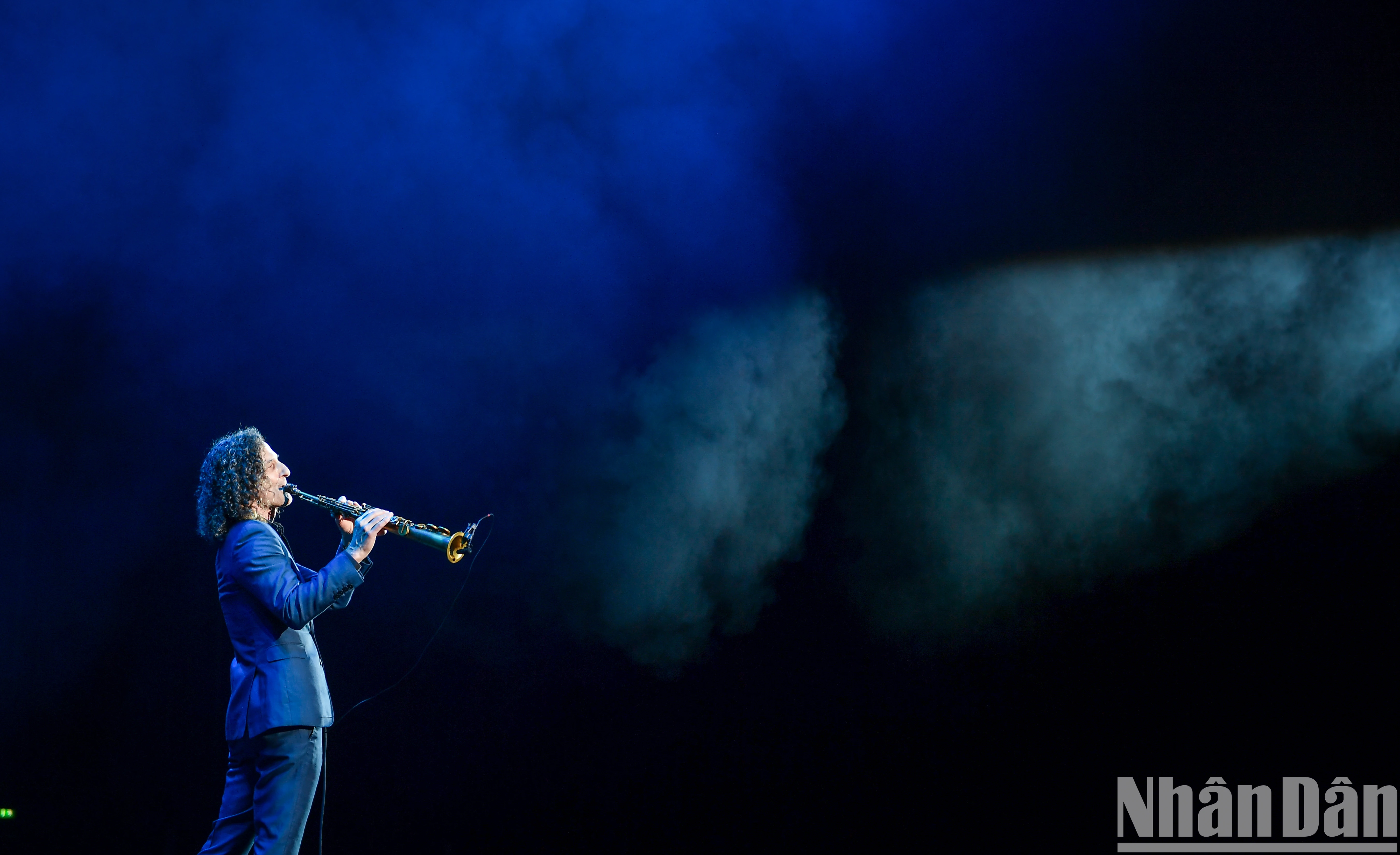 [Photo] Vietnamese audiences immersed in emotions with Kenny G's trumpet sound photo 6