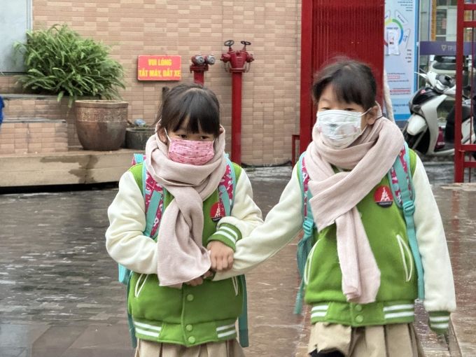 Students of Marie Curie School, Hanoi, arrive at school on the morning of January 23. Photo: Ngoc Thanh