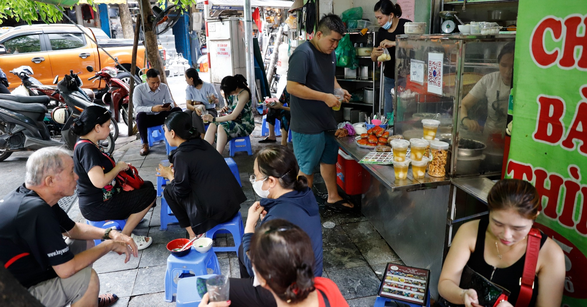 Berühmter Süßwarensuppenladen in Hanoi verzeichnet beim Qixi-Festival Rekordernte dank „Rote-Bohnen-Gericht, das unverkäufliche Ware loswird“