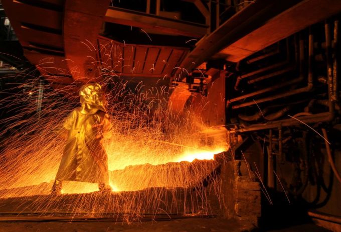 Un trabajador trabaja en una planta de procesamiento de níquel en la provincia de Sulawesi del Sur, Indonesia. Foto: Reuters