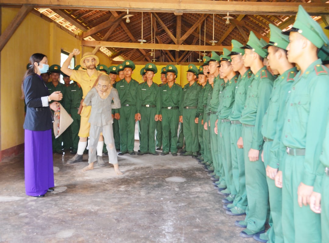 La Garde Frontière Provinciale organise des visites pour les nouveaux soldats afin de leur permettre de découvrir l'histoire traditionnelle