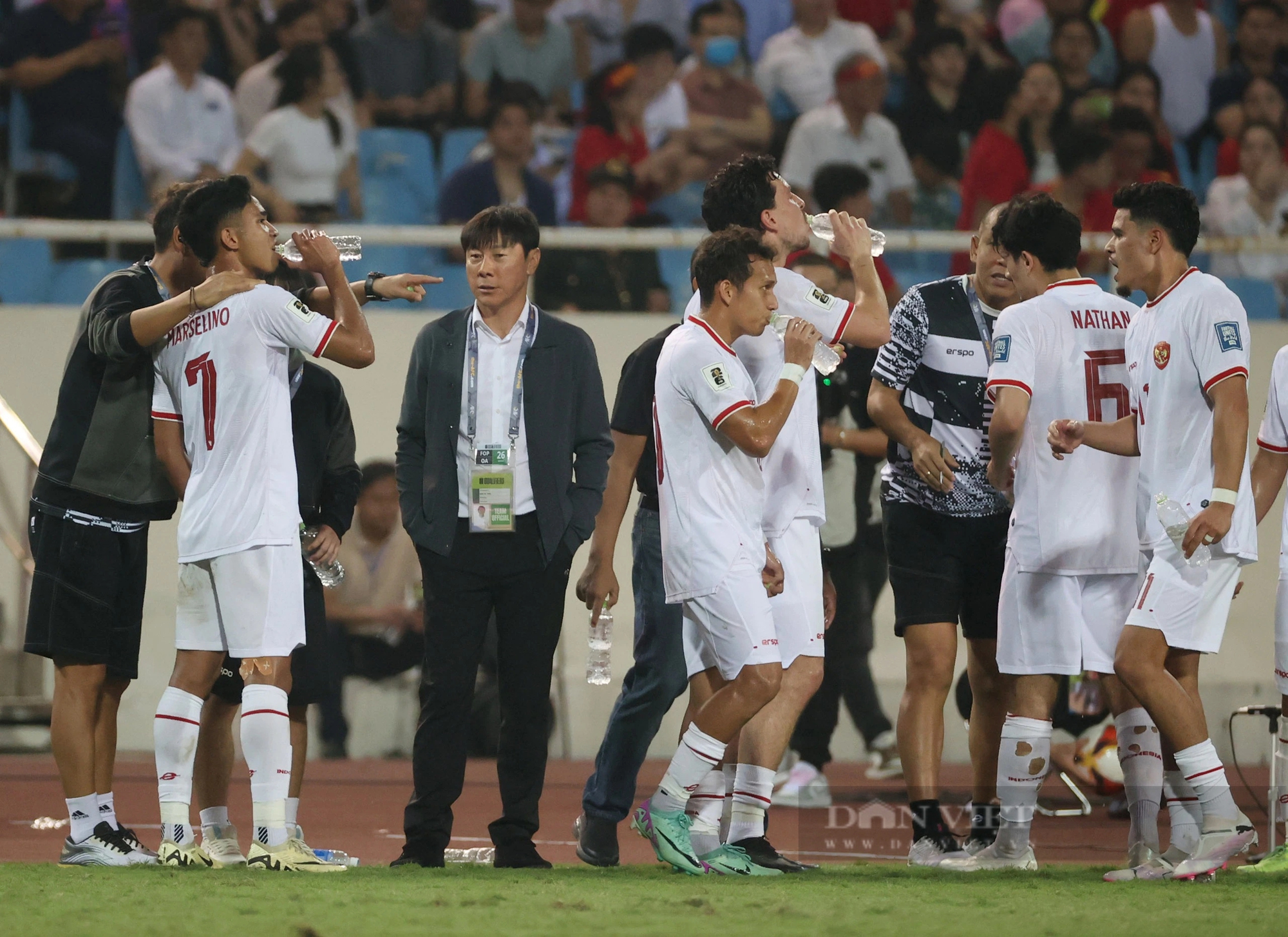 Cận cảnh hai phong cách, thần thái trái ngược của ông Troussier và Shin Tae-yong trên sân Mỹ Đình- Ảnh 5.