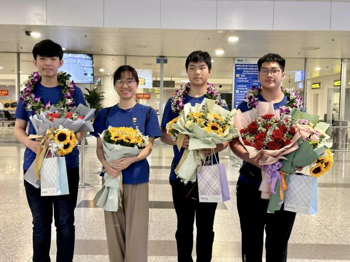 Ms. Tra and three members of Team 11 Cao Bang at Noi Bai Airport, Hanoi, the night of May 6. Photo: Cao Bang High School for the Gifted