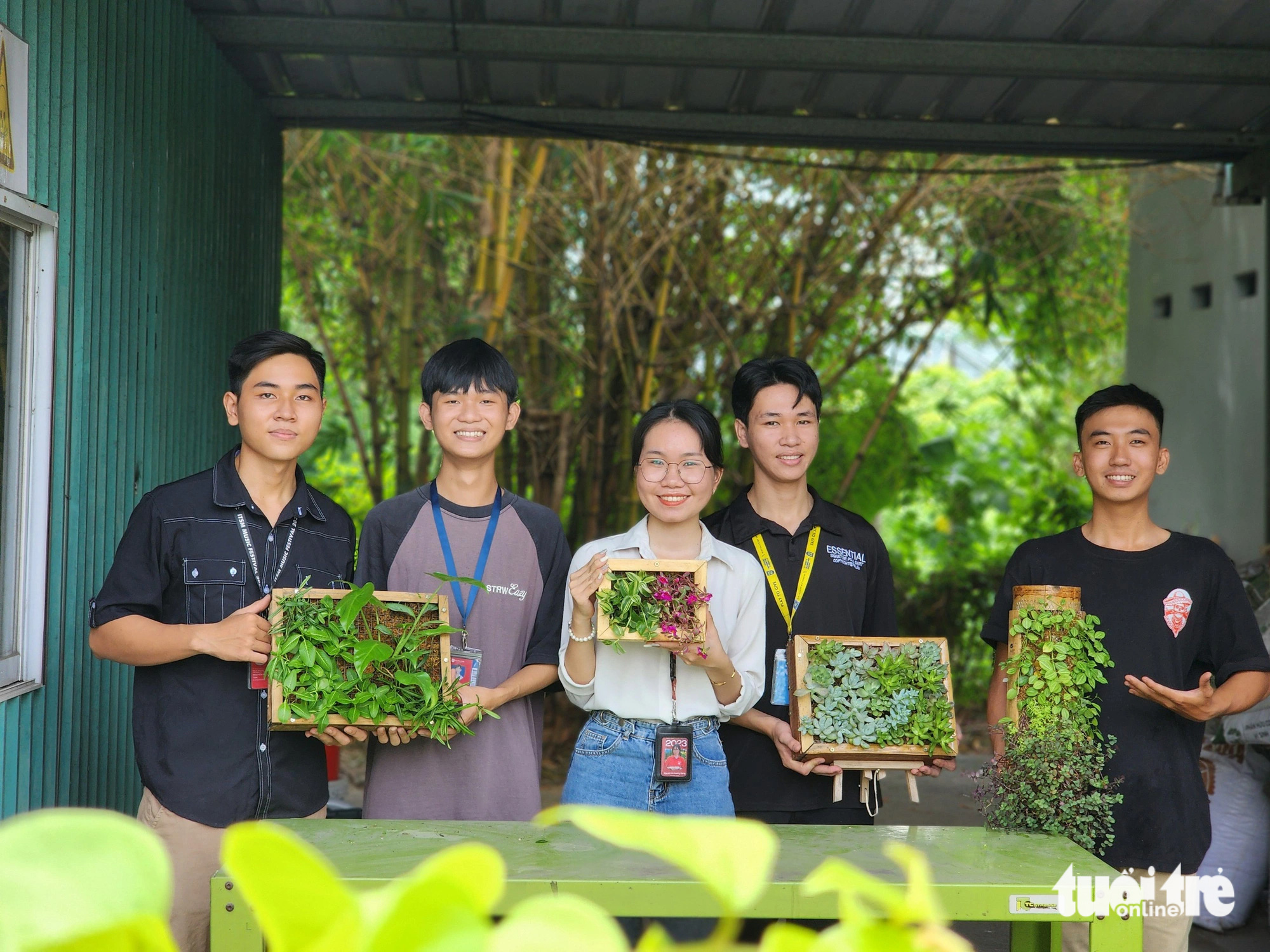 Nhóm sinh viên Trường đại học Văn Lang đã sáng tạo ra dòng tranh sinh học với tên gọi BioPicture - Ảnh: NGỌC PHƯỢNG