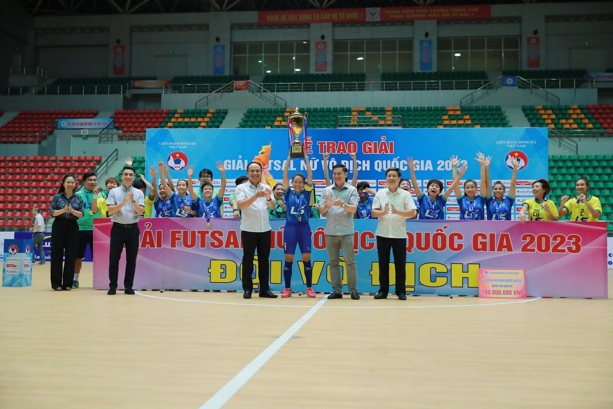 Cầu thủ ghi đến 5 bàn để giúp đội bóng vô địch giải futsal nữ 2023 - Ảnh 1.