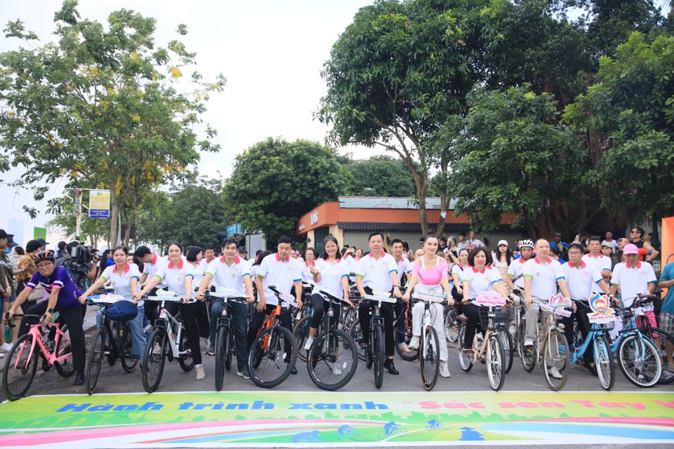 Die Führer des Komitees der Vietnamesischen Vaterländischen Front in Hanoi nehmen gemeinsam mit Beamten und der Bevölkerung an der Grünen Reise „West Lake Lotus Color“ teil.