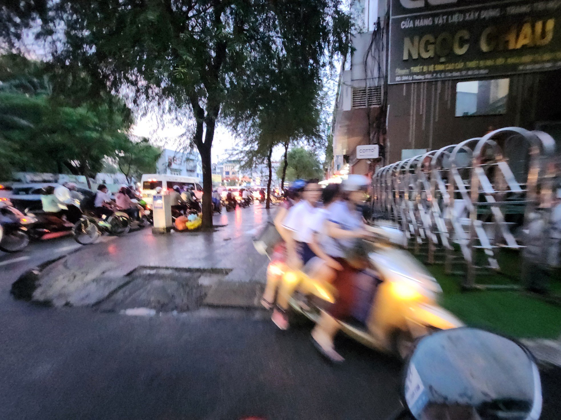 Los residentes de la ciudad de Ho Chi Minh luchan por encontrar el camino a casa después de las fuertes lluvias. Foto 7