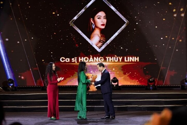 Hoang Thuy Linh a été honorée comme chanteuse exceptionnelle de l'année.