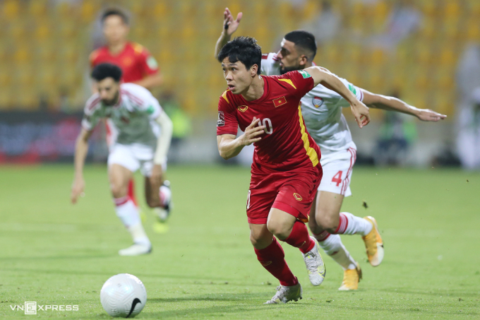 Công Phượng đi bóng trong trận đấu UAE ở vòng loại thứ hai World Cup 2022 - khu vực châu Á hồi tháng 6/2021. Ảnh: Lâm Thỏa