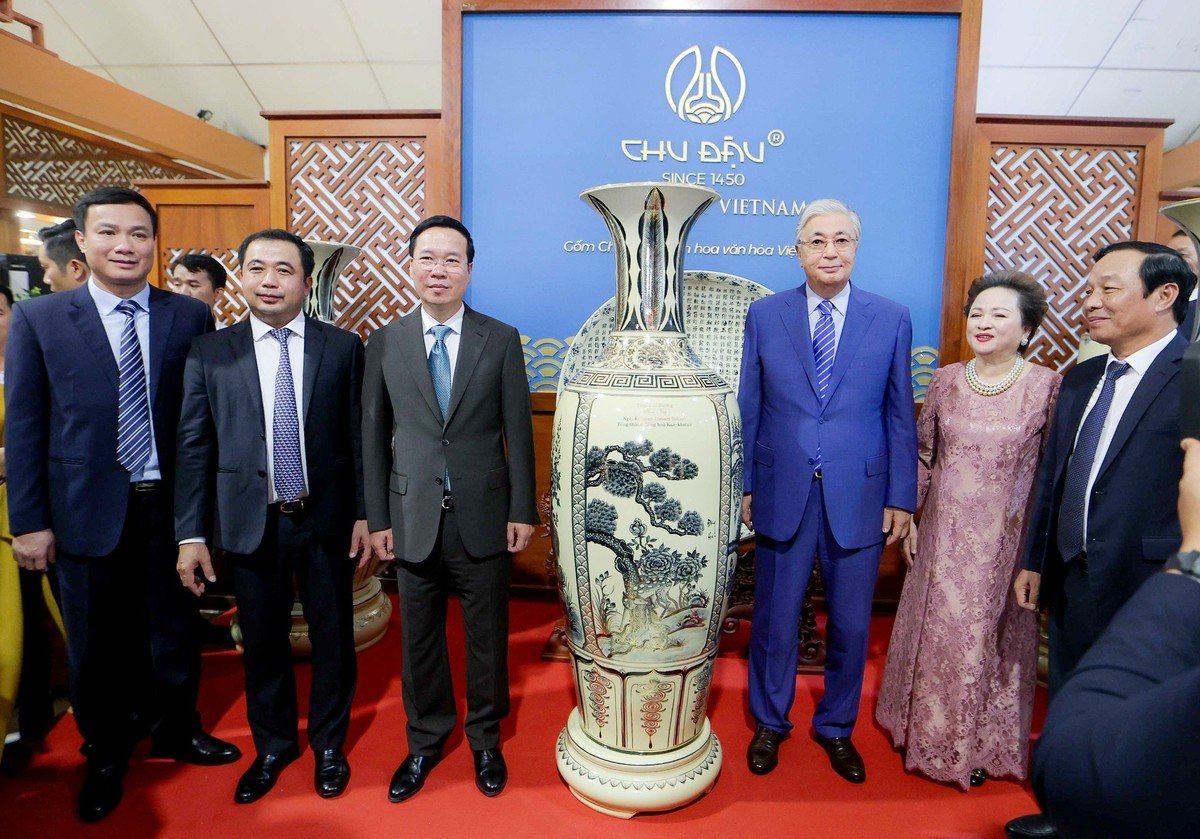 LE PRÉSIDENT VO VAN THUONG ET LE PRÉSIDENT DU KAZAKHSTAN TENTENT DE FABRIQUER DE LA POTERIE CHU DAU