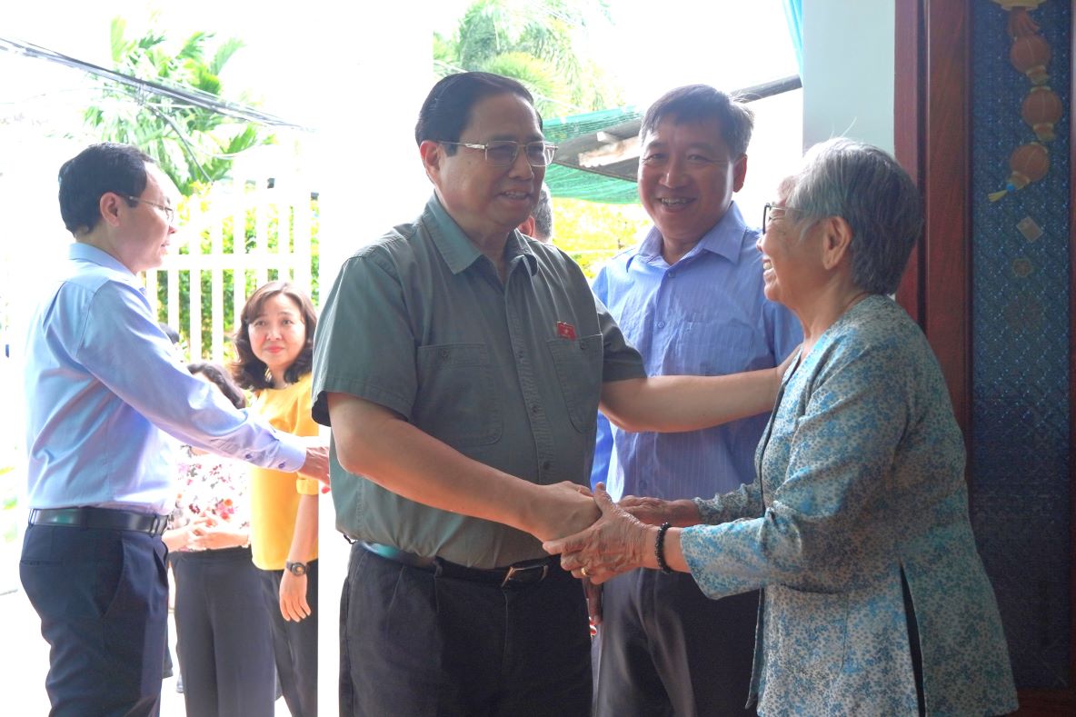 Prime Minister Pham Minh Chinh visits the family of martyr Nguyen Dinh Hoa. Photo: Ta Quang