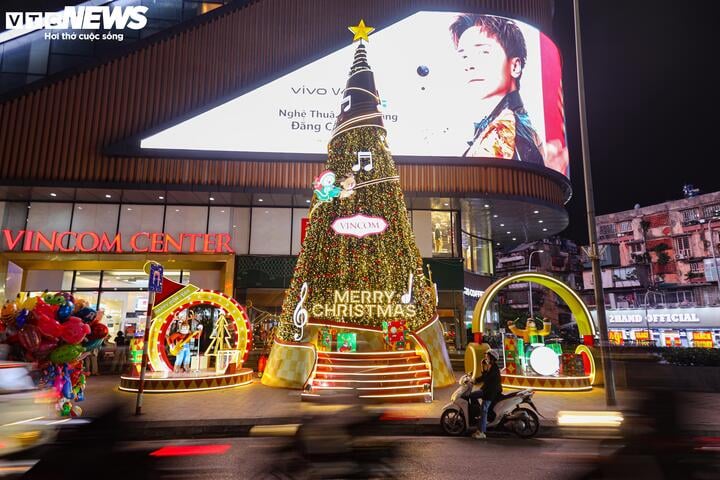 Vor dem Tor des Einkaufszentrums Vincom Center Pham Ngoc Thach (Bezirk Dong Da) stand ein über 10 m hoher und kunstvoll geschmückter Weihnachtsbaum.