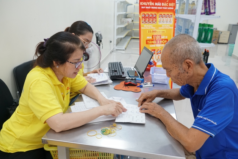 La oficina de correos del distrito de Phu Nhuan guía a las personas a través de los procedimientos para recibir dinero a través de una cuenta bancaria.