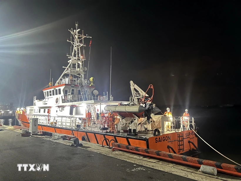 Ba Ria-Vung Tau: Visita y apoyo a 11 pescadores en un barco pesquero hundido