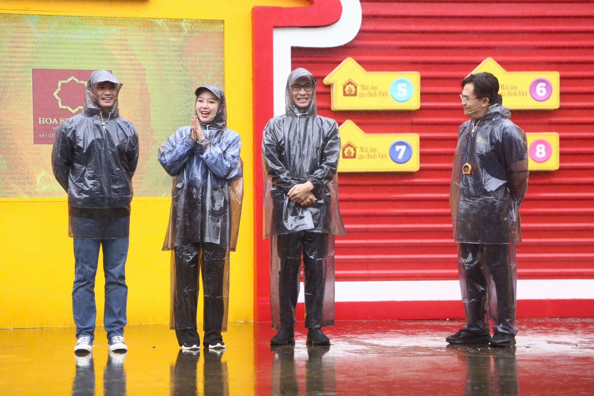 Los artistas desafían la lluvia mientras filman el programa Vietnamese Family Warmth en la ciudad de Dong Hoi, provincia de Quang Binh