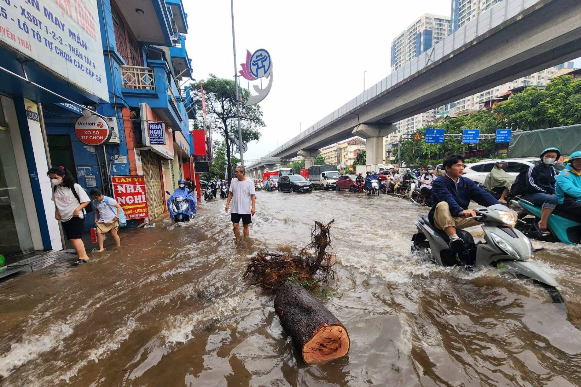 Nhiều tuyến phố Hà Nội ngập sâu sau trận mưa lớn sáng nay