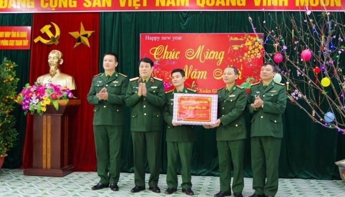 Le général Luong Cuong a rendu visite aux officiers et aux soldats du poste frontière international de Thanh Thuy et leur a souhaité une bonne année