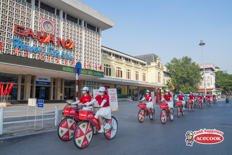 โรดโชว์ส่งเสริมร้านโฟฮานอยผ่านบริเวณสถานีรถไฟฮานอย