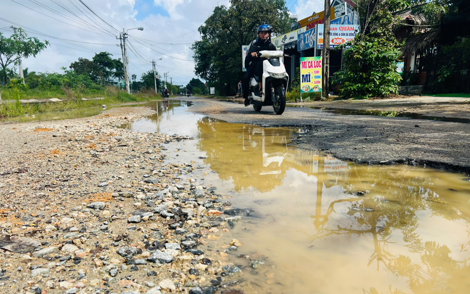 Theo ghi nhận của báo Kinh tế & Đô thị, tuyến đường này có rất nhiều "ổ voi", "ổ gà", người dân và học sinh phải khổ sở đi lại. Thời tiết có mưa nên đoạn đường càng trở nên lầy lội, tiềm ẩn nguy cơ mất an toàn giao thông.