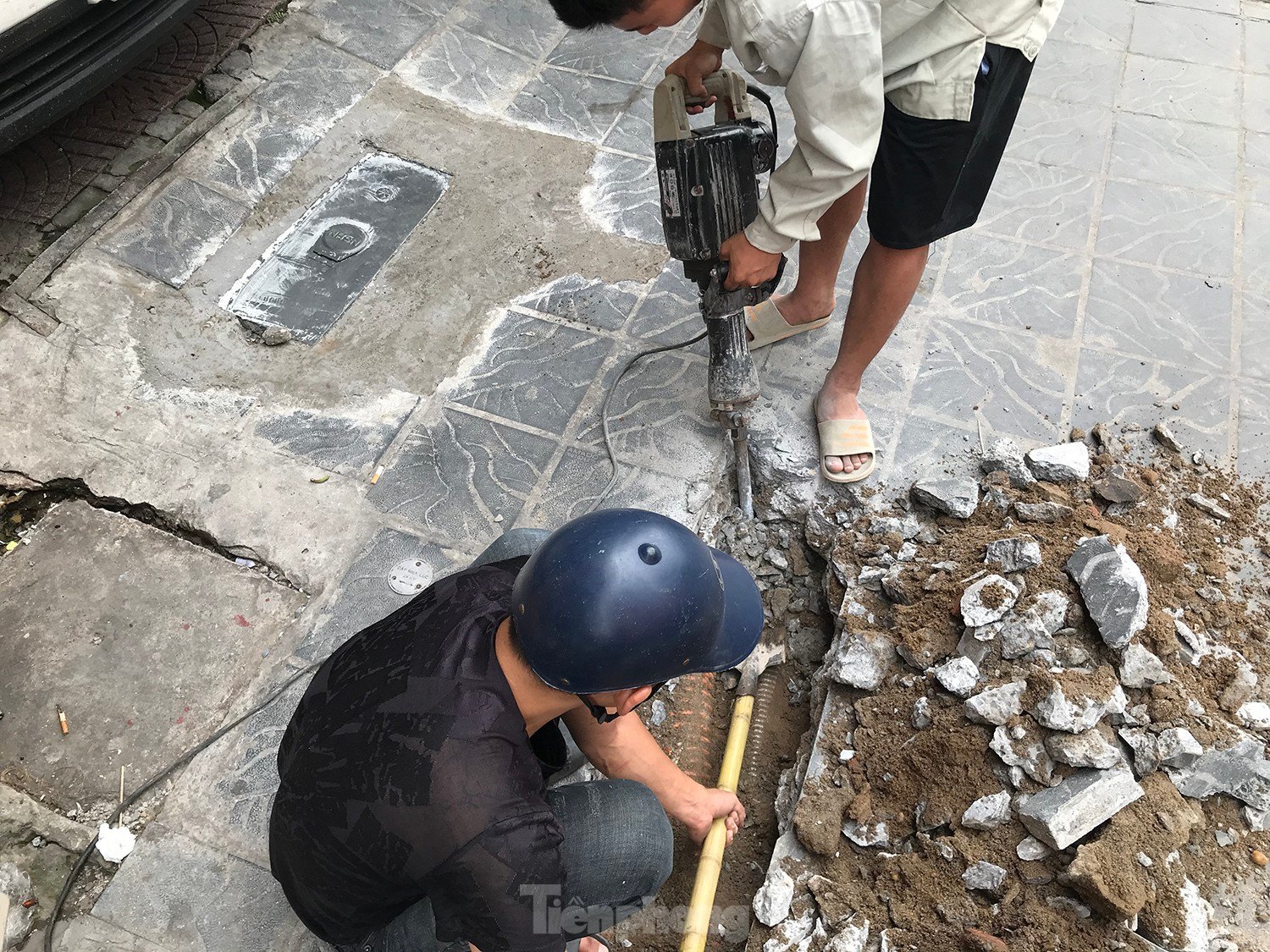 Hanoi: After paving the sidewalk, use a chisel to dig it up to put the water pipes underground, photo 5