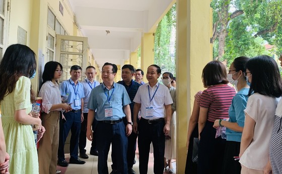 Hanoi: Fast 2.000 Personen nehmen an der Prüfung zur Einstellung von Bildungsbeamten teil. Foto 1