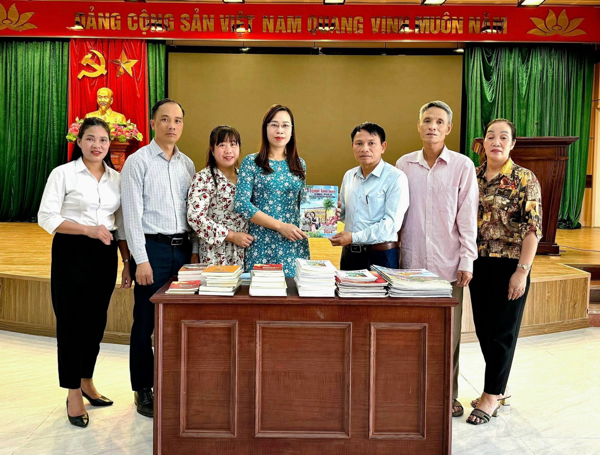 L'Association des journaux de Vinh Phuc a présenté des produits du journal aux villages culturels modèles. Image 1