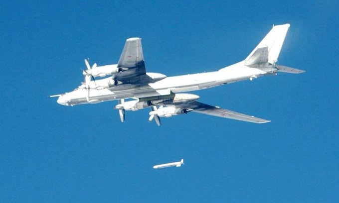 El bombardero ruso Tu-95MS lanza un misil de crucero en 2017. Foto: Ministerio de Defensa de Rusia