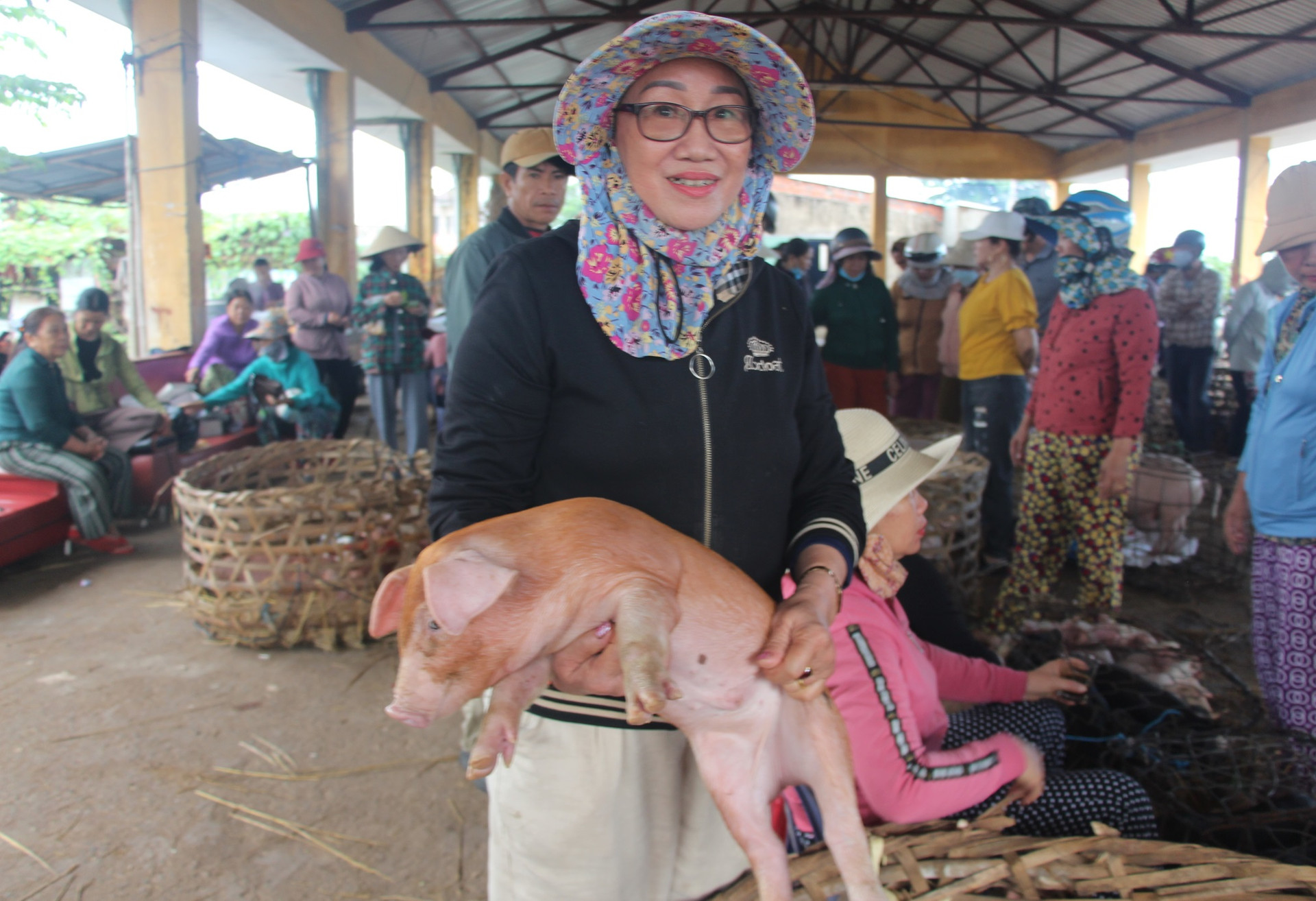 Một ngôi chợ đặc biệt ở Quảng Nam, bán heo theo kiểu rất lạ đời chẳng giống ở đâu, đó là bồng heo để bán- Ảnh 1.