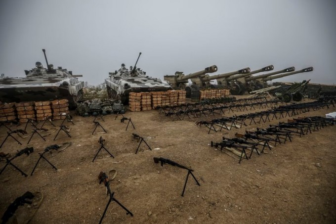 Las armas de la milicia pro-armenia en Nagorno-Karabaj fueron confiscadas y reunidas en la ciudad de Signag, Azerbaiyán, el 30 de septiembre. Foto: Lapresse