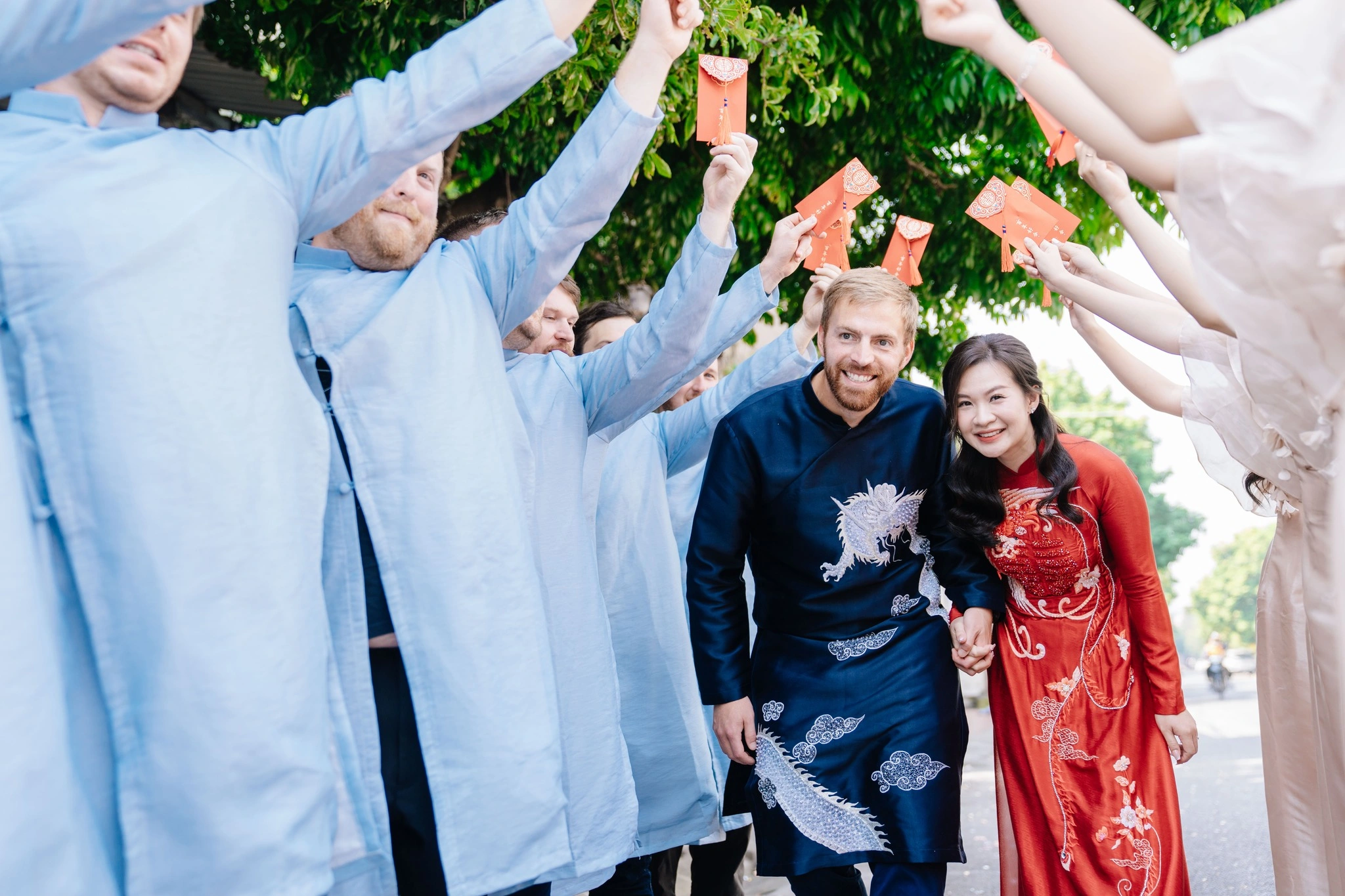 Vietnamese girl conquers American engineer, groom's family wears traditional Vietnamese dress and carries 7 wedding trays