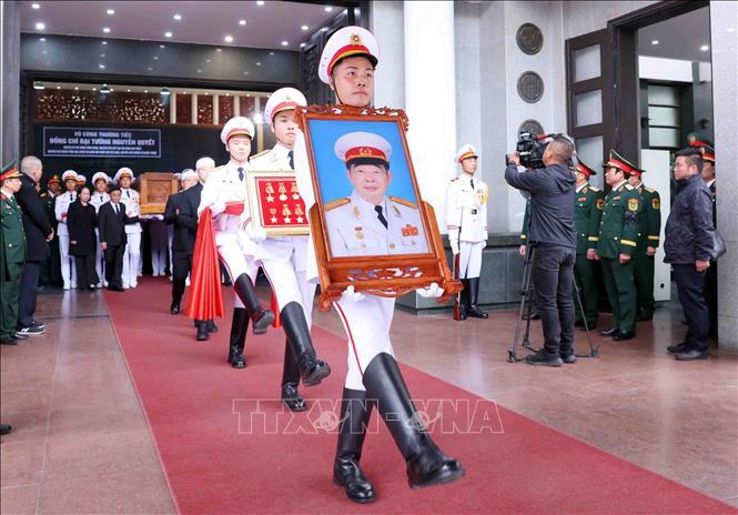 Die Zeremonie zur Überführung des Sarges von General Nguyen Quyet zu seiner letzten Ruhestätte. Foto: Pham Kien/VNA 