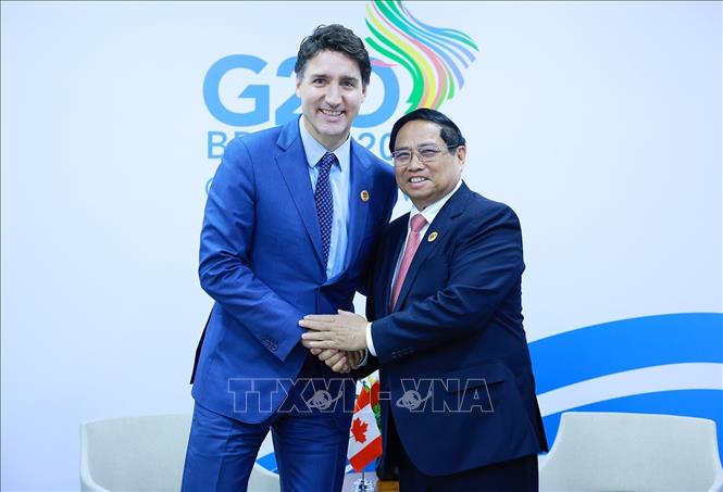 El Primer Ministro Pham Minh Chinh se reúne con el Primer Ministro de Singapur y el Primer Ministro de Canadá