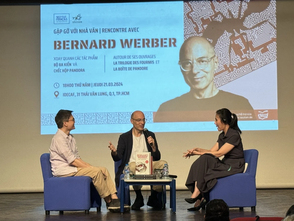 L'écrivain français Bernard Werber lors d'une rencontre organisée par l'Institut français au Vietnam à l'IDECAF. Photo : INSTITUT DE FRANCE AU VIETNAM