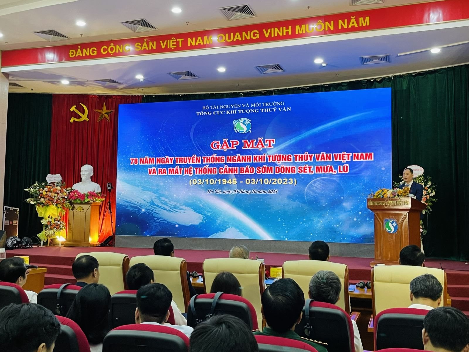 Reunión con motivo del 78º aniversario del Día Tradicional de la Industria Hidrometeorológica de Vietnam y lanzamiento del Sistema de Alerta Temprana para Tormentas Eléctricas, Lluvias e Inundaciones