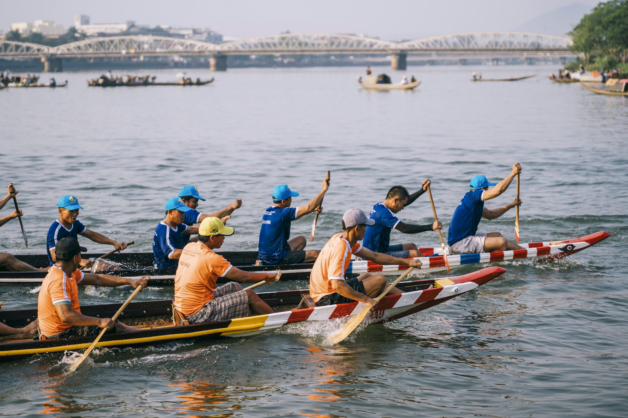 Khán giả reo hò, xem ghe đua "lộn vè" trên sông Hương - Ảnh 8.