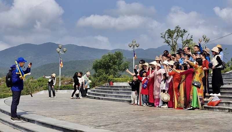   Viele Touristengruppen genießen Machen Sie Erinnerungsfotos im Touristengebiet der Huong Tich-Pagode