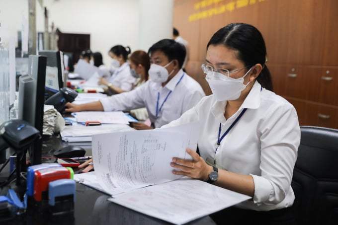 Funcionarios y empleados estatales trabajando en el Comité Popular de la ciudad de Thu Duc, agosto de 2022. Foto: Quynh Tran
